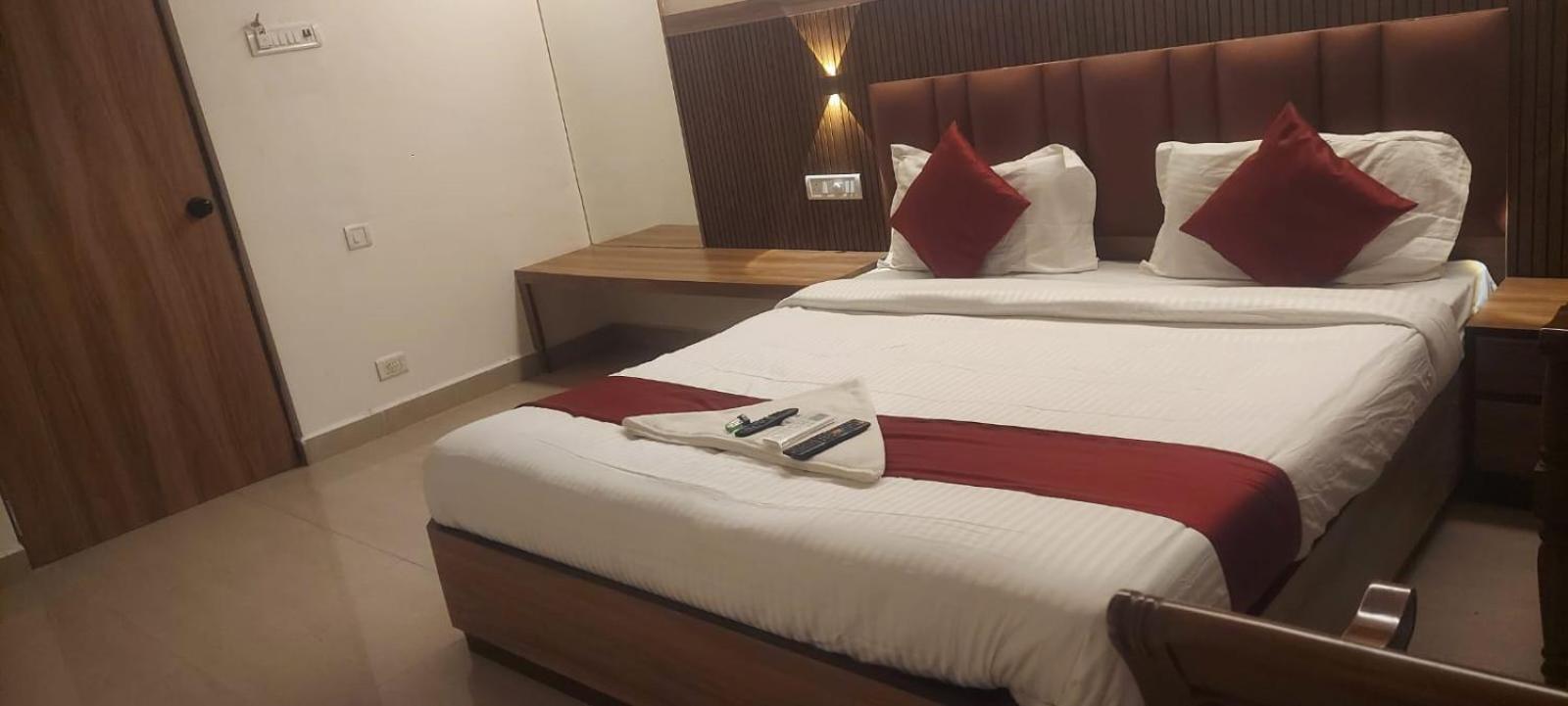 Capital O 69831 Hotel Mount Heera Csennai Kültér fotó